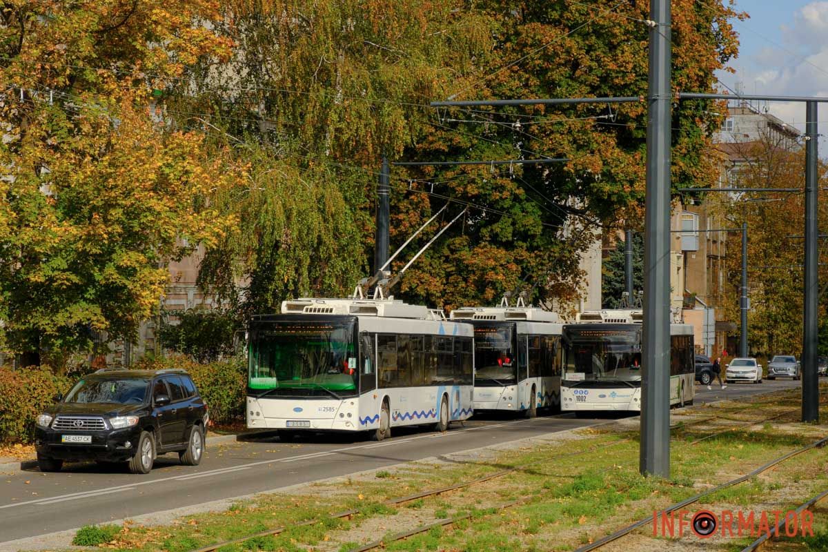 Тимчасово не курсували одразу кілька тролейбусних маршрутів У Дніпрі на Соборній площі тролейбус заблокував рух транспорту: відео моменту 2
