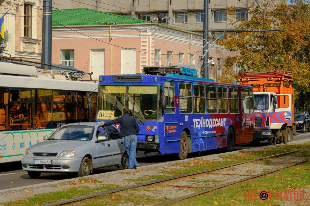 У Дніпрі на Соборній площі зупинився рух тролейбусів У Дніпрі на Соборній площі тролейбус заблокував рух транспорту: відео моменту 1