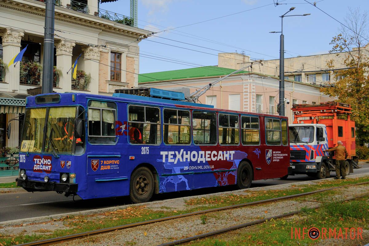 Аварія сталася об 11:37 У Дніпрі на Соборній площі тролейбус заблокував рух транспорту: відео моменту 3
