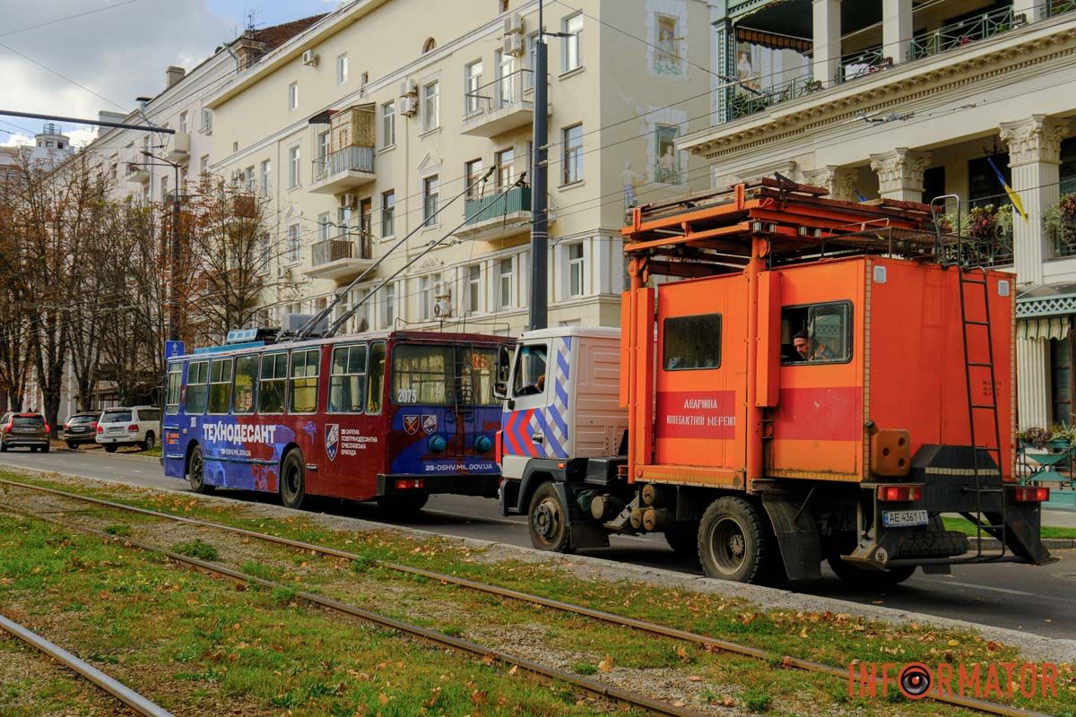 Станом на 12:37 рух відновили У Дніпрі на Соборній площі тролейбус заблокував рух транспорту: відео моменту 4
