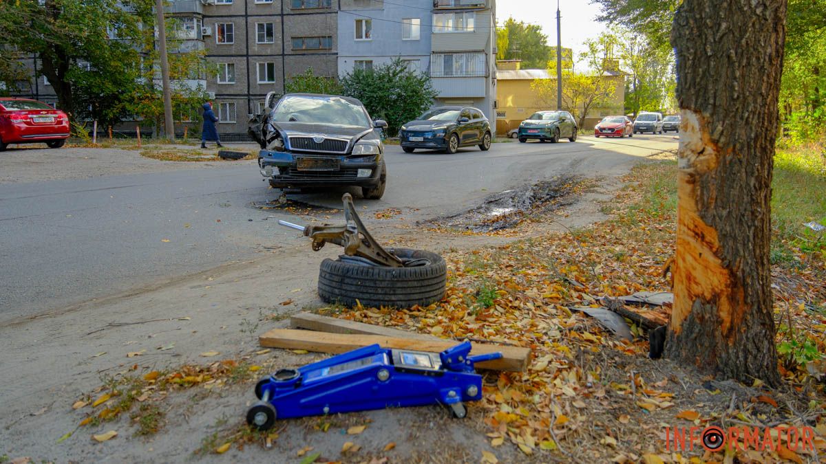 Відлетіло колесо: у Дніпрі на проспекті Праці Skoda врізалась у дерево