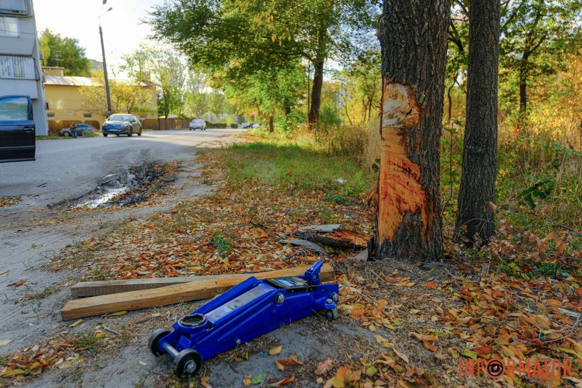 Відлетіло колесо: у Дніпрі на проспекті Праці Skoda врізалась у дерево 17