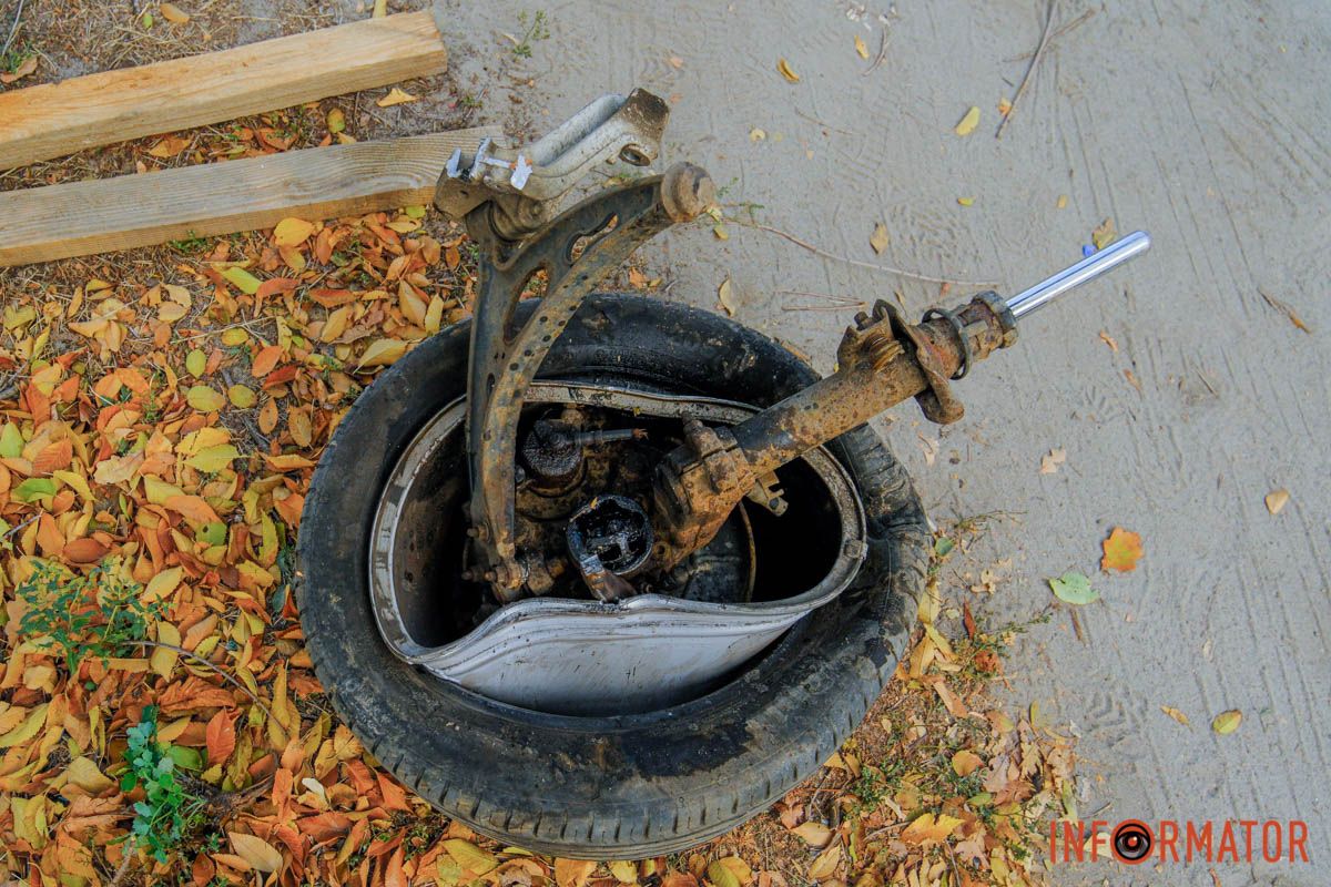 Відлетіло колесо: у Дніпрі на проспекті Праці Skoda врізалась у дерево 1