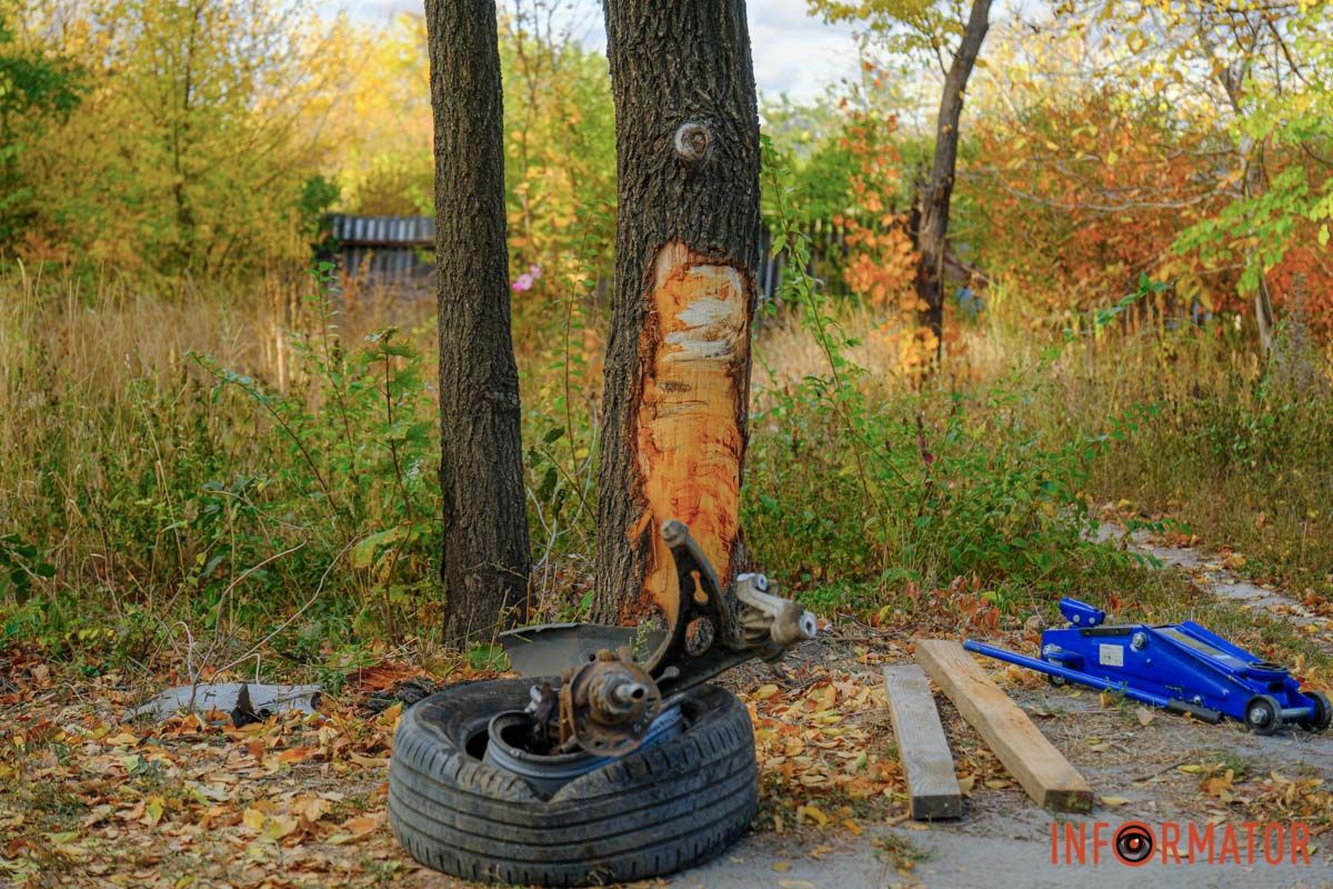 Відлетіло колесо: у Дніпрі на проспекті Праці Skoda врізалась у дерево 2