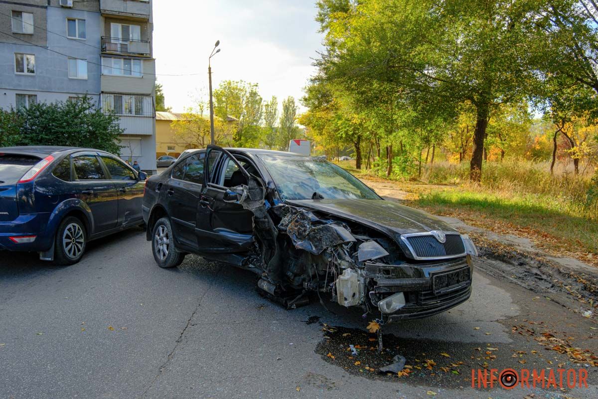 Відлетіло колесо: у Дніпрі на проспекті Праці Skoda врізалась у дерево 3