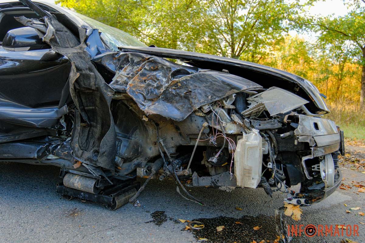 Відлетіло колесо: у Дніпрі на проспекті Праці Skoda врізалась у дерево 4