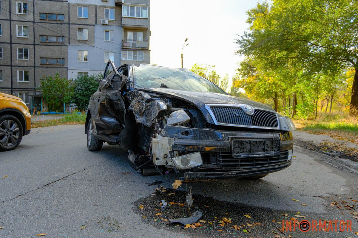 Відлетіло колесо: у Дніпрі на проспекті Праці Skoda врізалась у дерево 5