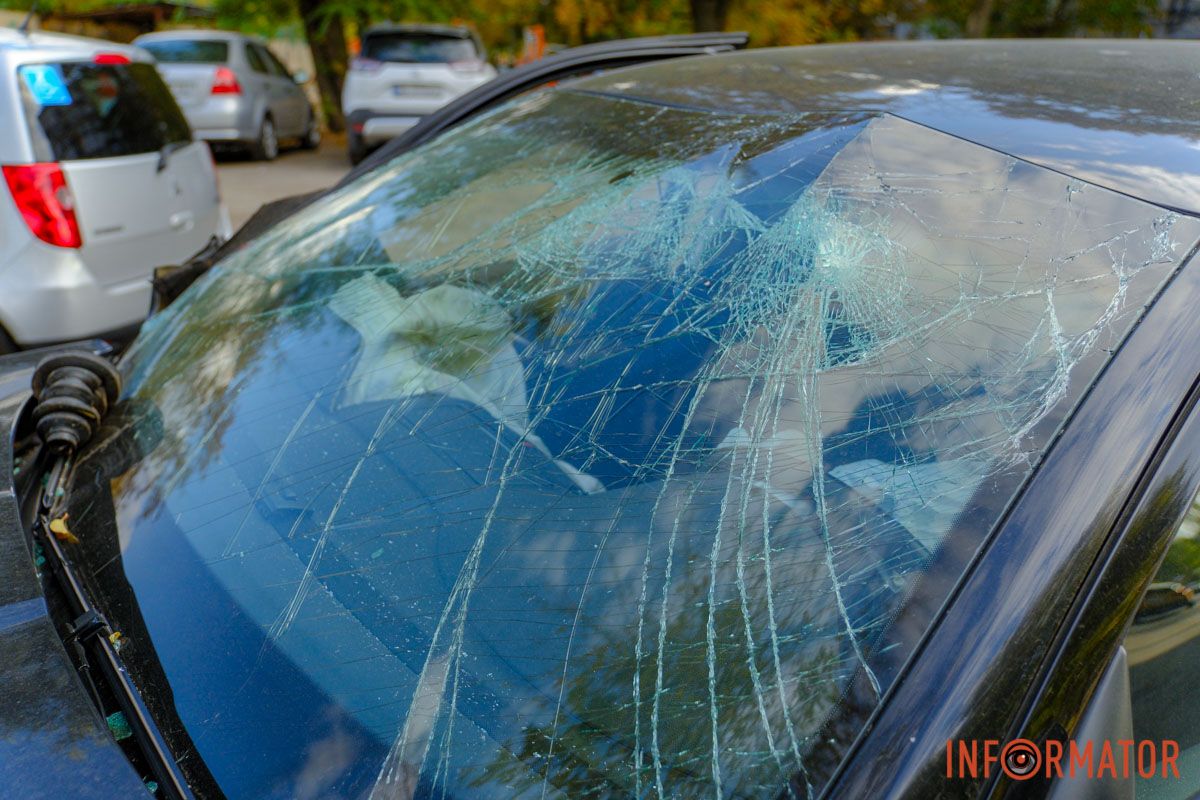 Відлетіло колесо: у Дніпрі на проспекті Праці Skoda врізалась у дерево 6