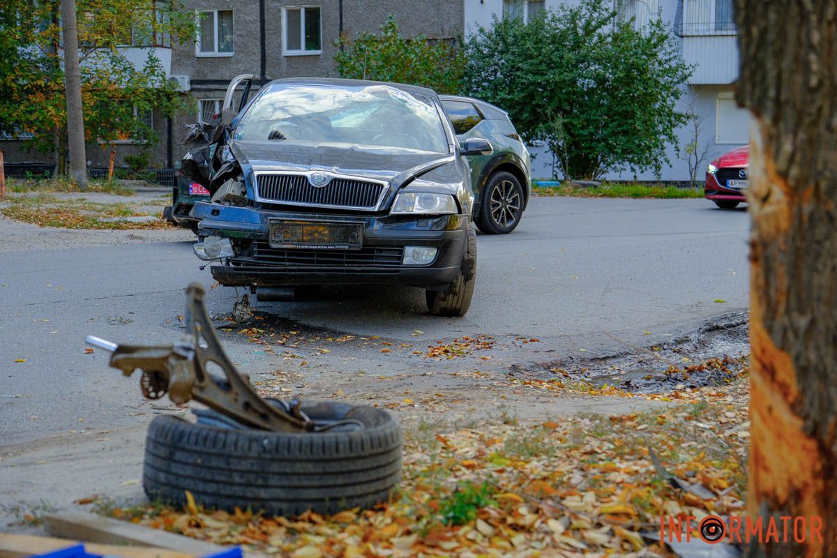 Відлетіло колесо: у Дніпрі на проспекті Праці Skoda врізалась у дерево 7