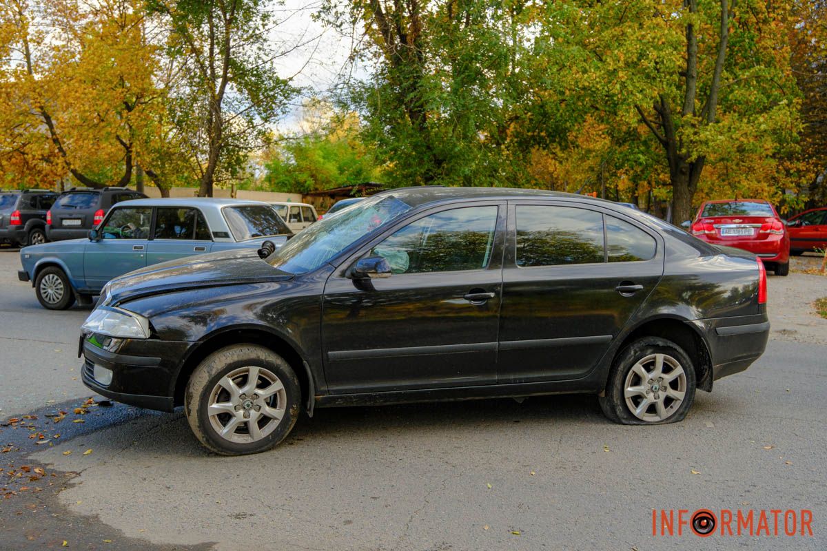 Відлетіло колесо: у Дніпрі на проспекті Праці Skoda врізалась у дерево 8
