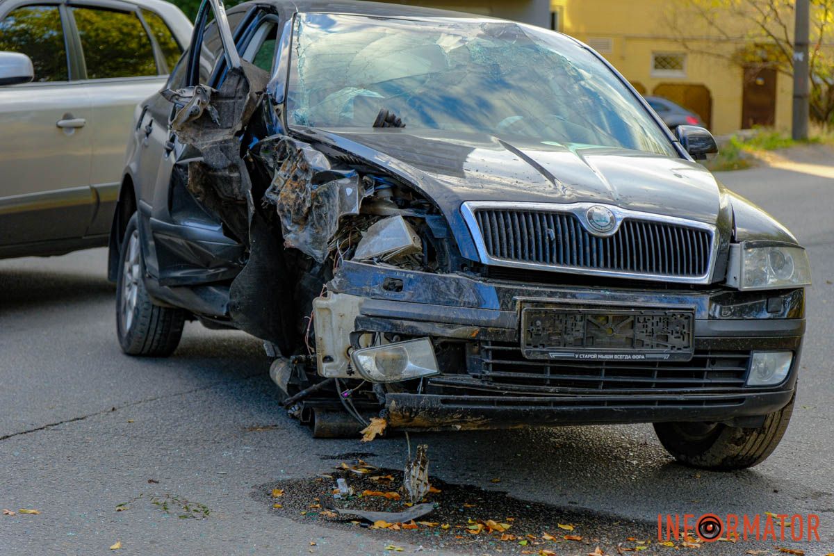 Відлетіло колесо: у Дніпрі на проспекті Праці Skoda врізалась у дерево 9