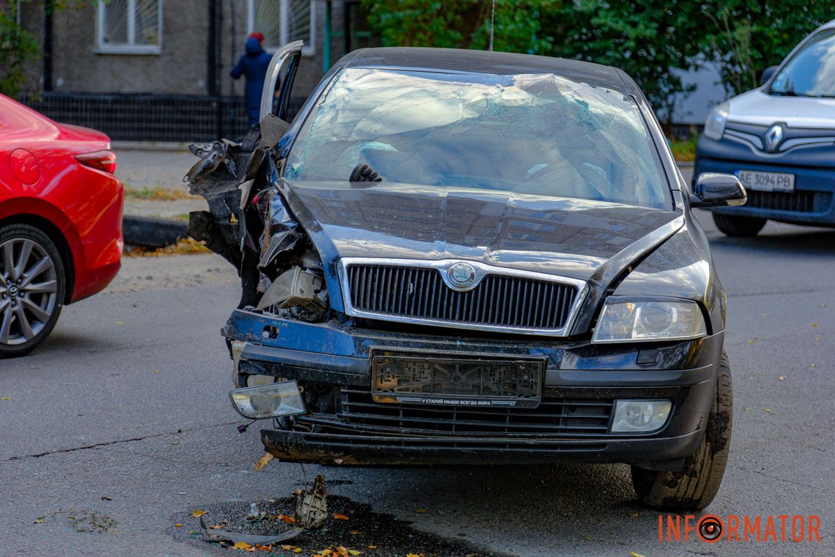 Відлетіло колесо: у Дніпрі на проспекті Праці Skoda врізалась у дерево 10