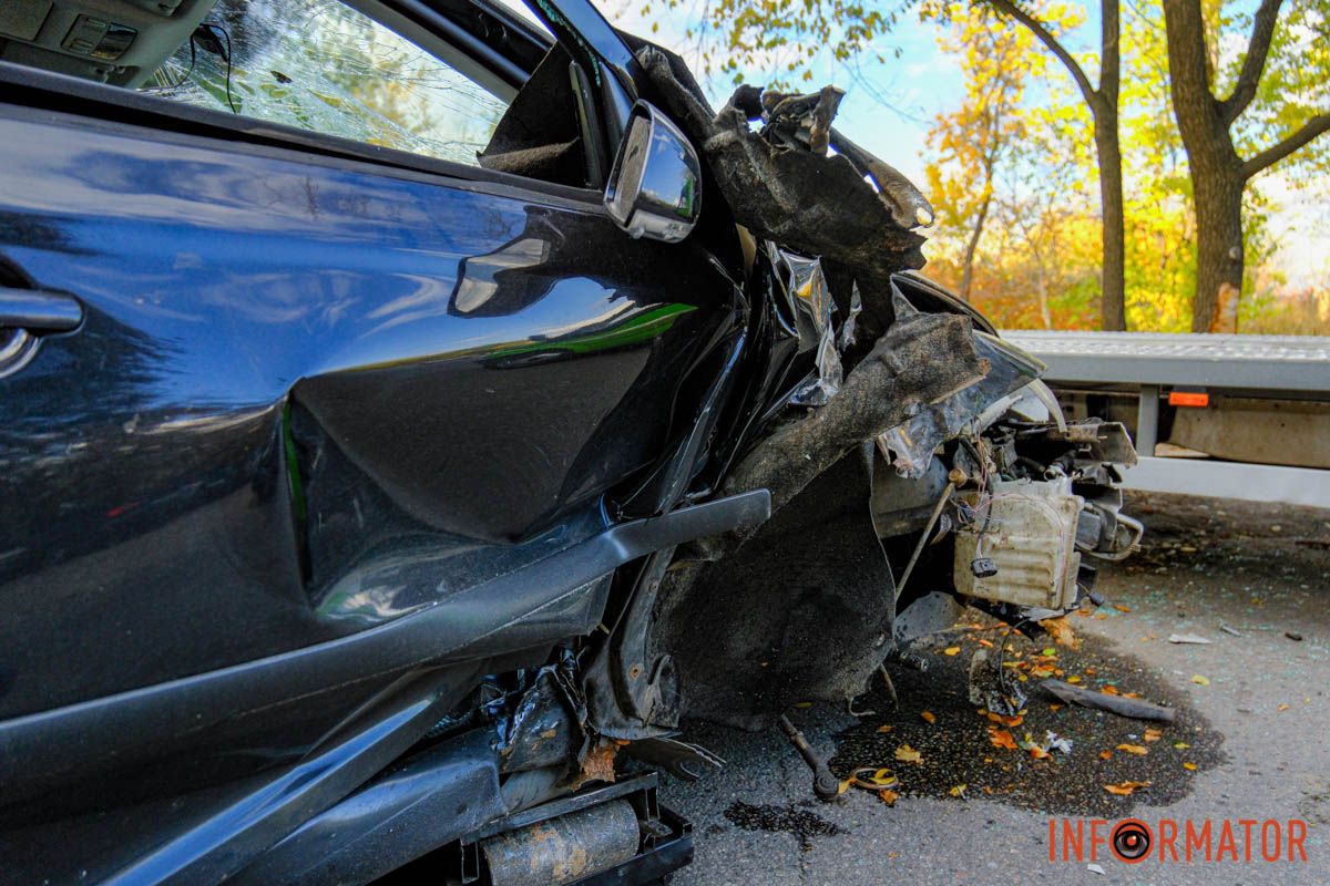 Відлетіло колесо: у Дніпрі на проспекті Праці Skoda врізалась у дерево 12