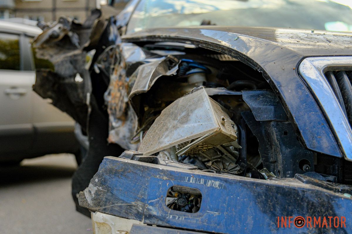 Відлетіло колесо: у Дніпрі на проспекті Праці Skoda врізалась у дерево 11