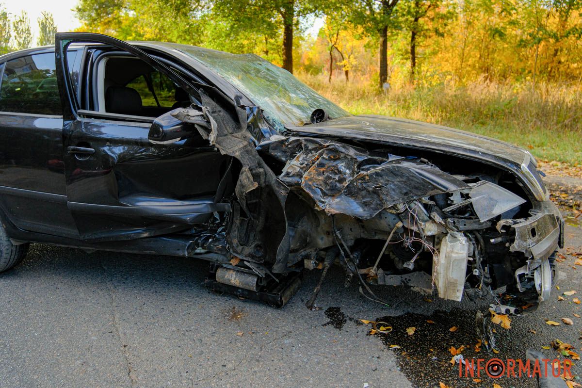 Відлетіло колесо: у Дніпрі на проспекті Праці Skoda врізалась у дерево 13
