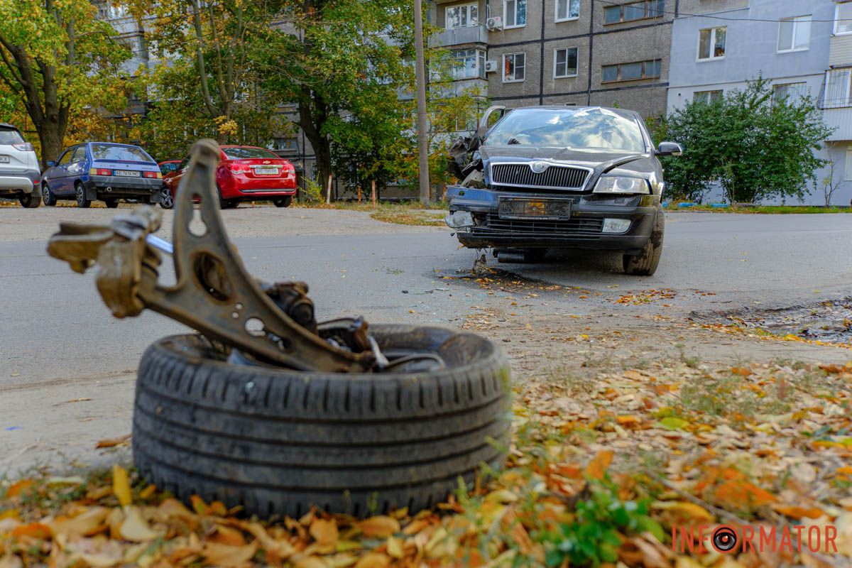 Відлетіло колесо: у Дніпрі на проспекті Праці Skoda врізалась у дерево 14