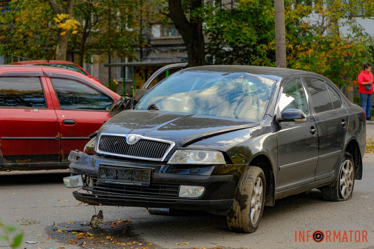 Відлетіло колесо: у Дніпрі на проспекті Праці Skoda врізалась у дерево 15