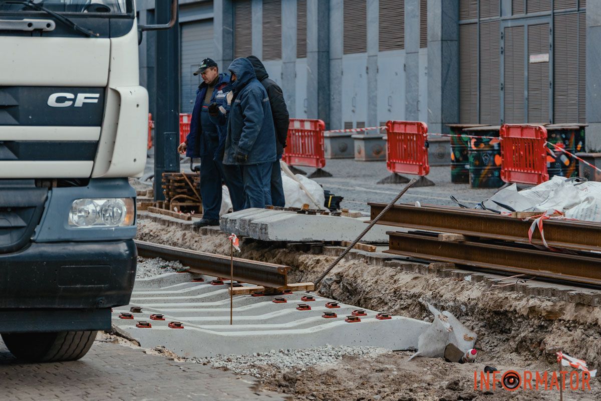 Коли основні роботи будуть завершені, тут облаштують оновлену трамвайну зупинку, адаптовану для маломобільних людей Коли основні роботи будуть завершені, тут облаштують оновлену трамвайну зупинку, адаптовану для маломобільних людей