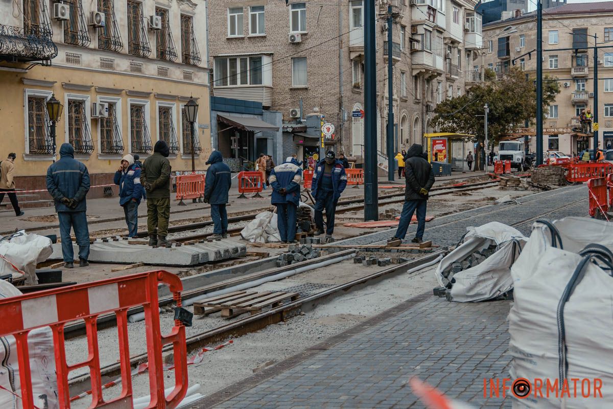 Крім цього, встановили нові опори контактної мережі та сучасне LED-освітлення Крім цього, встановили нові опори контактної мережі та сучасне LED-освітлення