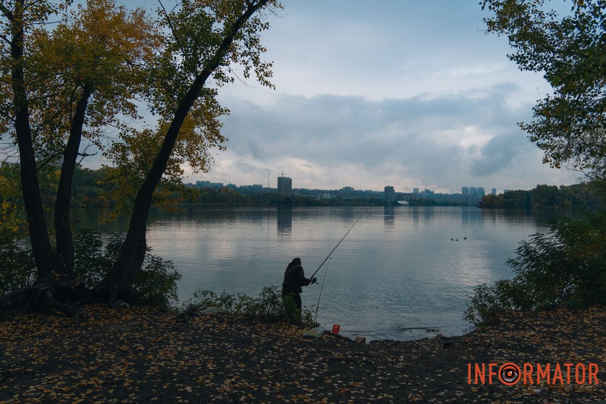 Цікаво чи клює риба в таку погоду Як виглядає Дніпро у жовтні після дощу 10