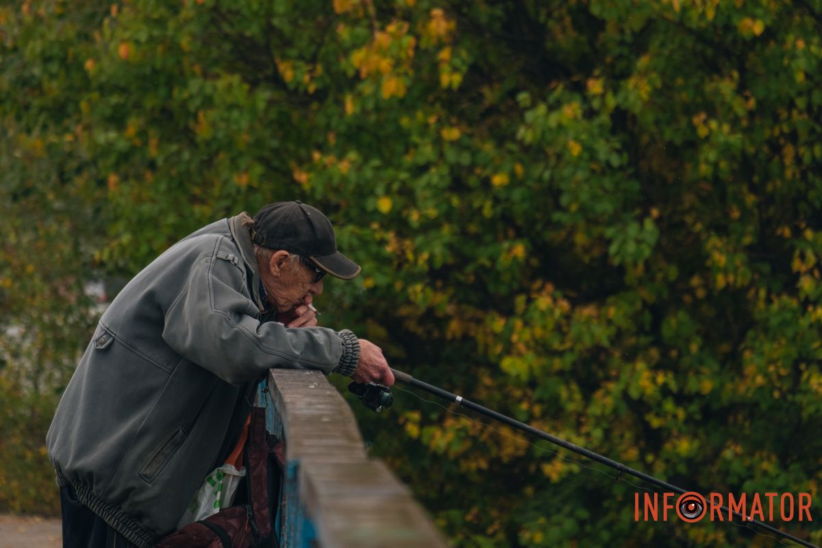 У Дніпрі багато рибалок займаються своїм улюбленим справом у дощ Як виглядає Дніпро у жовтні після дощу 2