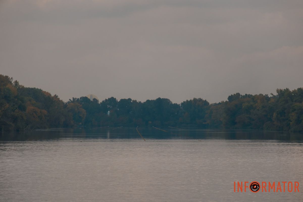 Осіннє Дніпро приховане в тумані Осіннє Дніпро приховане в тумані