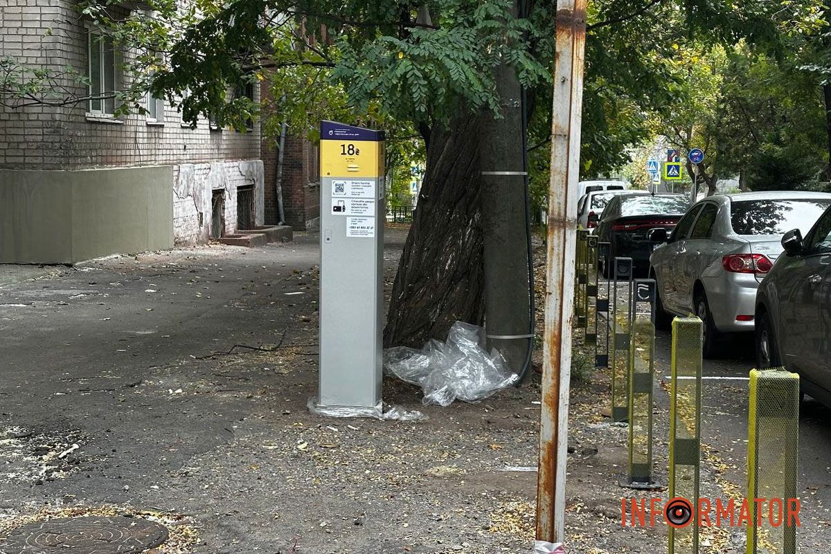 Роботи виконали поблизу офісних будівель, де раніше вже встановили два паркомати Готуйте гроші: на вулиці Акінфієва у Дніпрі нанесли біло-синю розмітку для паркування 2
