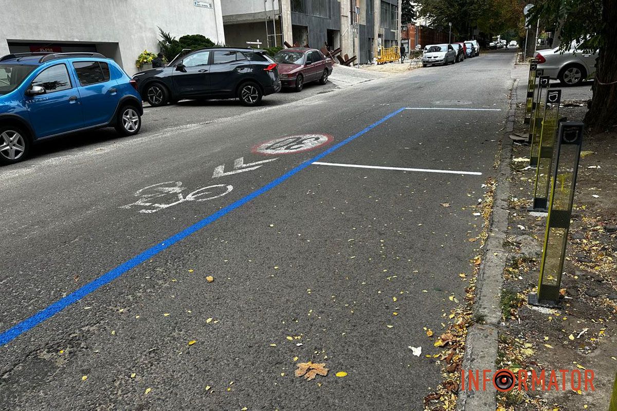 У четвер, 16 жовтня, на вулиці Івана Акінфієва у Дніпрі нанесли біло-синю розмітку для паркування Готуйте гроші: на вулиці Акінфієва у Дніпрі нанесли біло-синю розмітку для паркування 1