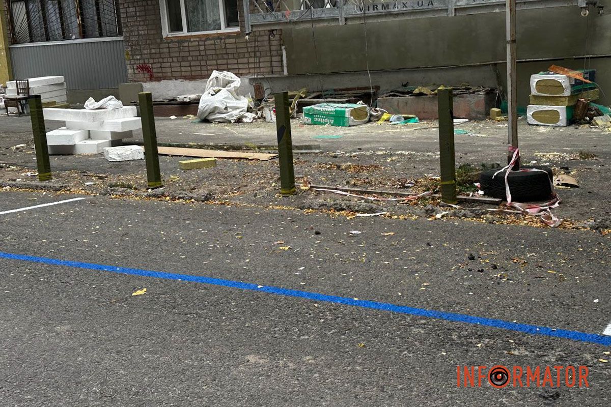 Вартість паркування на цій ділянці вказана 18 гривень за годину Готуйте гроші: на вулиці Акінфієва у Дніпрі нанесли біло-синю розмітку для паркування 3