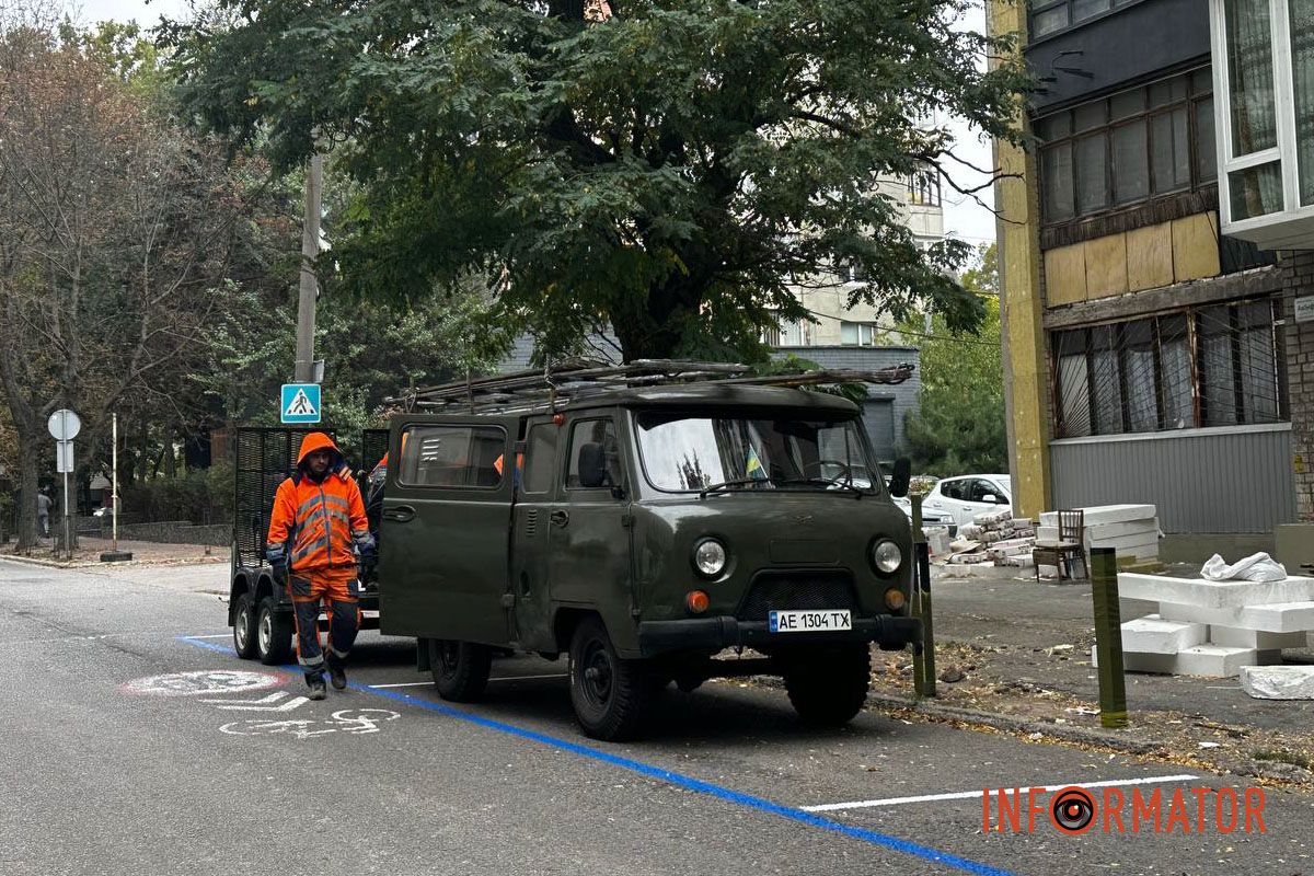 Найближчим часом паркувальні місця офіційно запрацюють Готуйте гроші: на вулиці Акінфієва у Дніпрі нанесли біло-синю розмітку для паркування 4