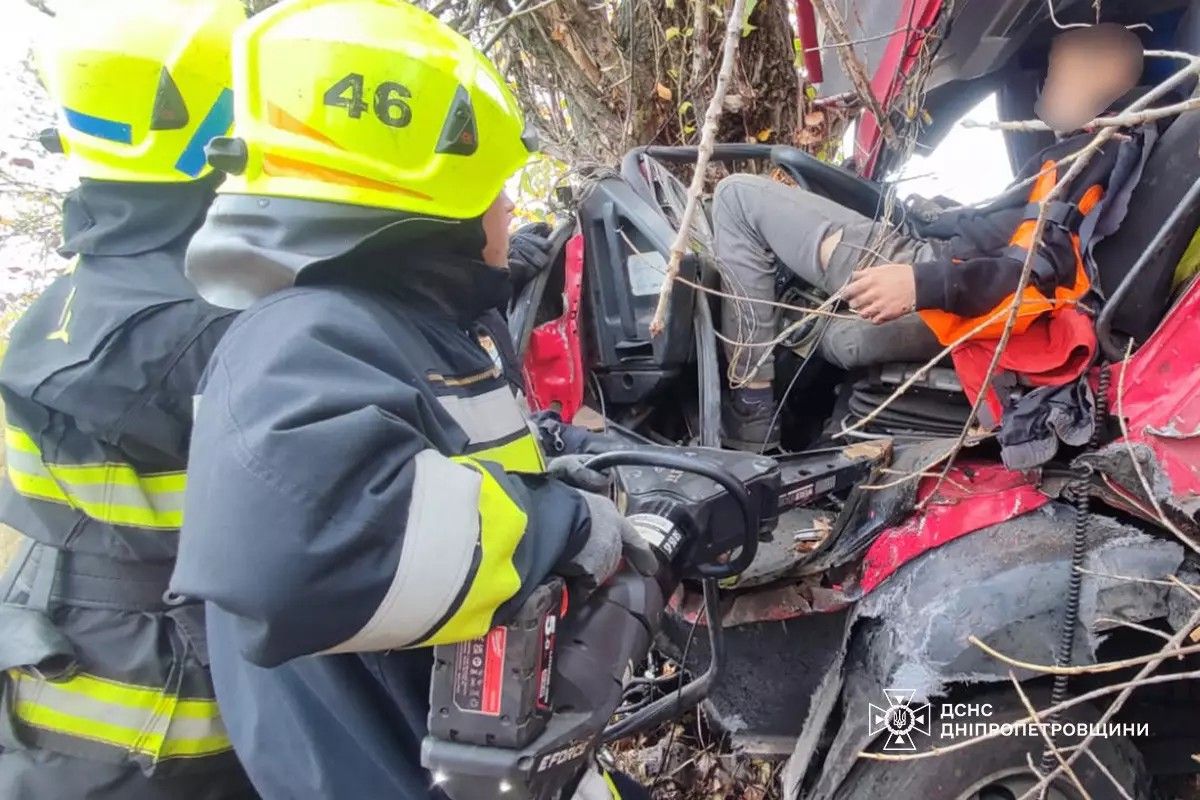 Водія вантажного автомобіля MAN затиснуло в кабіні