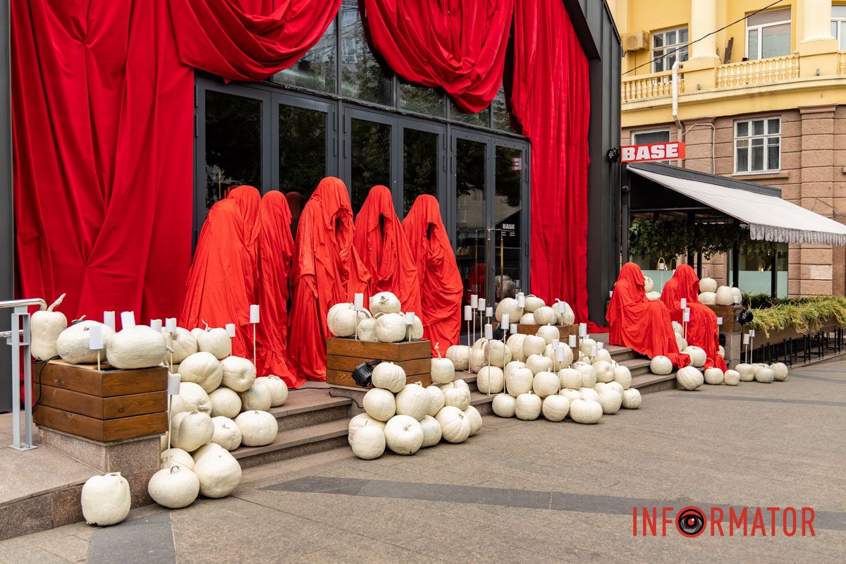 Геловін святкують щорічно в ніч з 31 жовтня на 1 листопада Геловін святкують щорічно в ніч з 31 жовтня на 1 листопада