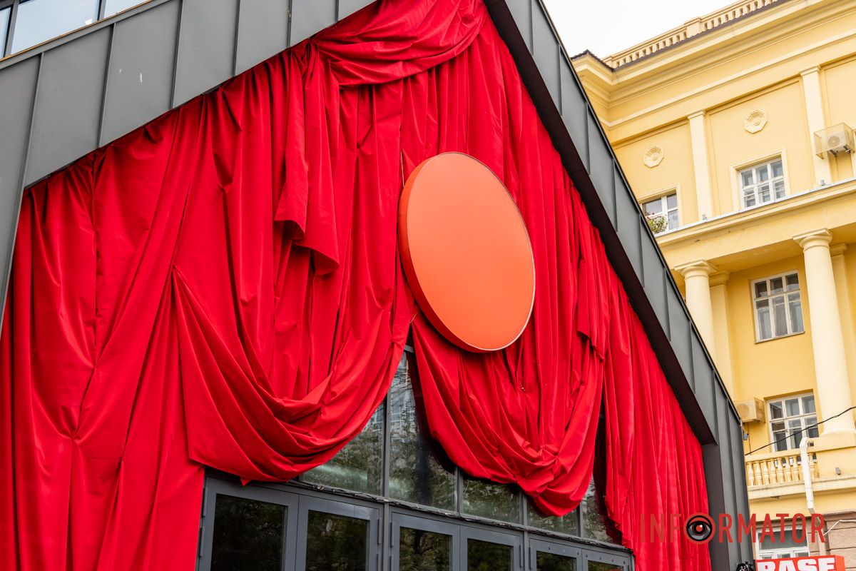 Привиди вдягнені у червоне, а поруч стоять білі гарбузи Привиди вдягнені у червоне, а поруч стоять білі гарбузи