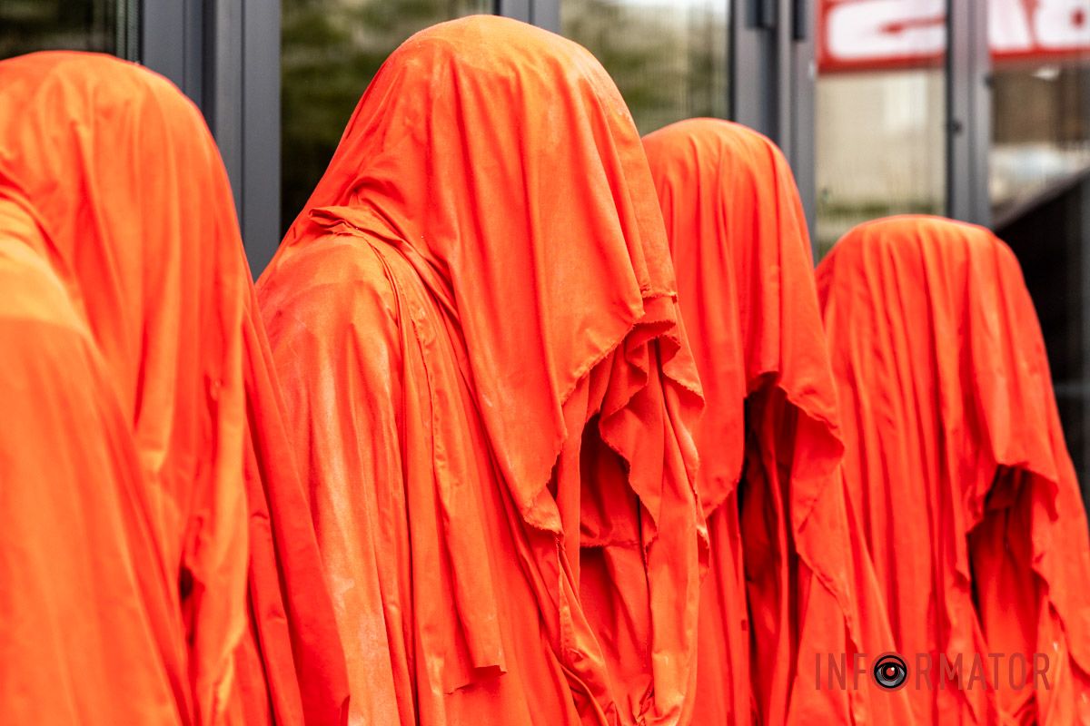 Червоно-білі кольори створюють ефект страшного святкового настрою Червоно-білі кольори створюють ефект страшного святкового настрою