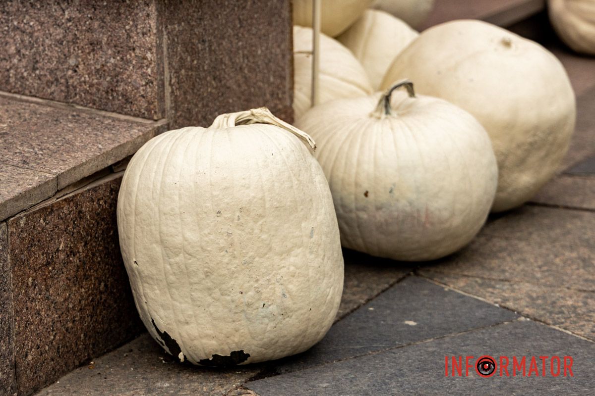 Люди, що проходять повз, часто зупиняються Люди, що проходять повз, часто зупиняються