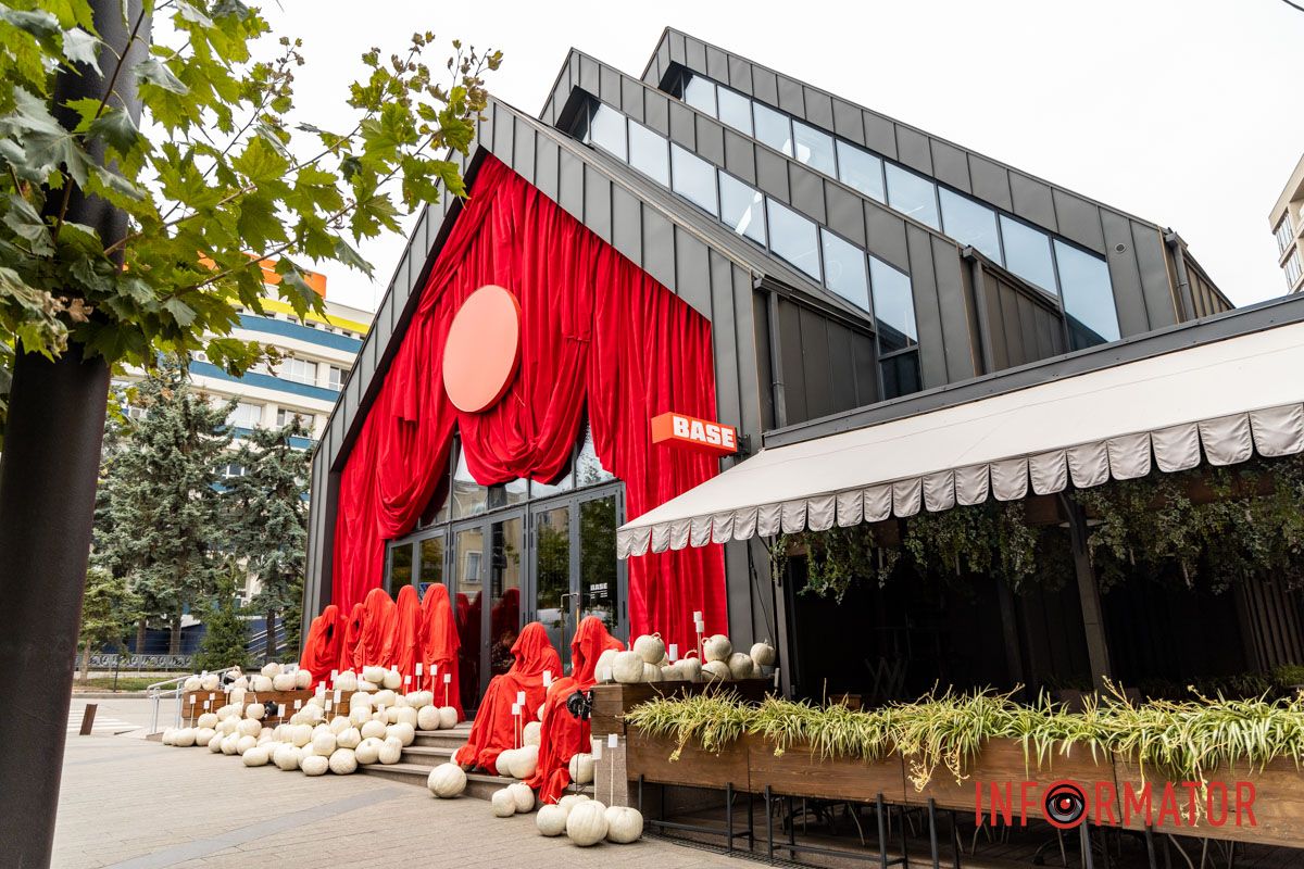 Привиди у червоному та білі гарбузи Привиди у червоному та білі гарбузи