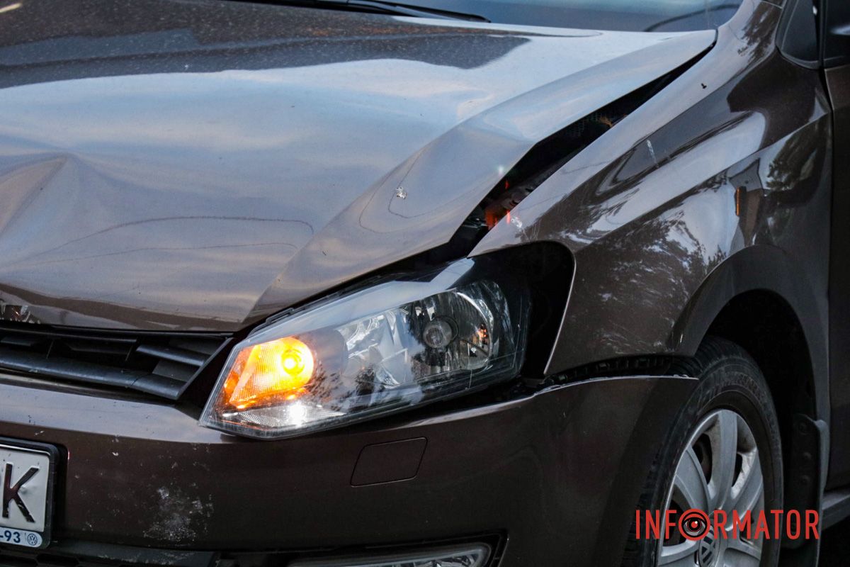 Соблюдайте безопасное расстояние Движение в направлении Победы затруднено: в Днепре у Мерефо-Херсонского моста произошли две аварии 15