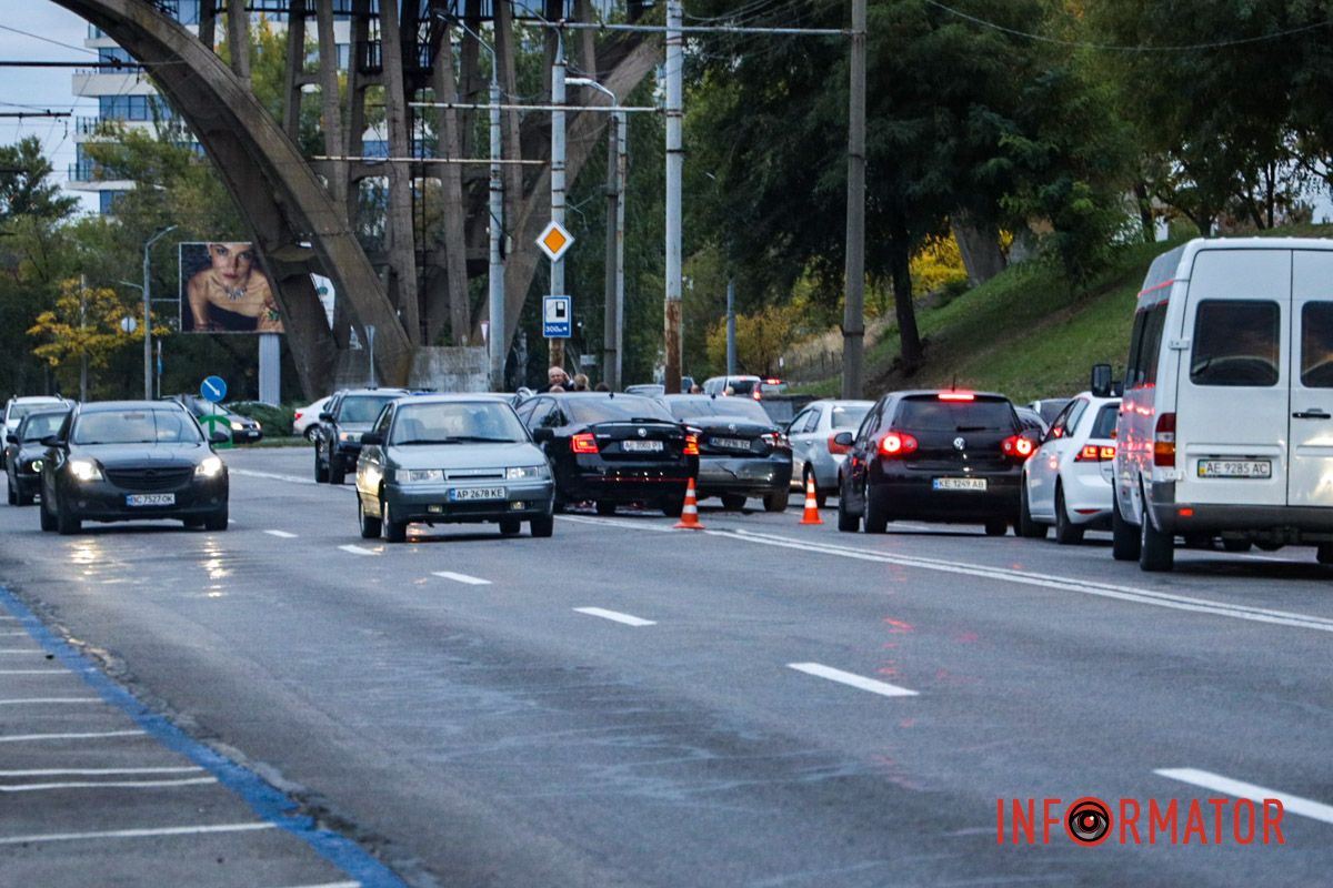 Будьте внимательны на дороге Движение в направлении Победы затруднено: в Днепре возле Мерефо-Херсонского моста произошли две аварии 13