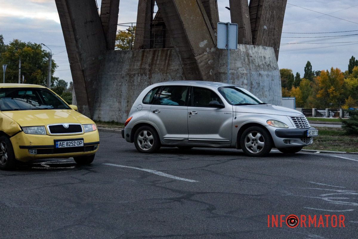 Соблюдайте ПДД Движение в направлении Победы затруднено: в Днепре у Мерефо-Херсонского моста произошли две аварии 12