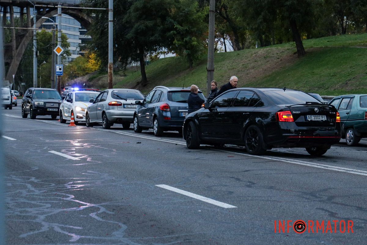 Фото: Максим Якушев Движение в направлении Победы затруднено: в Днепре возле Мерефо-Херсонского моста произошли две аварии 11