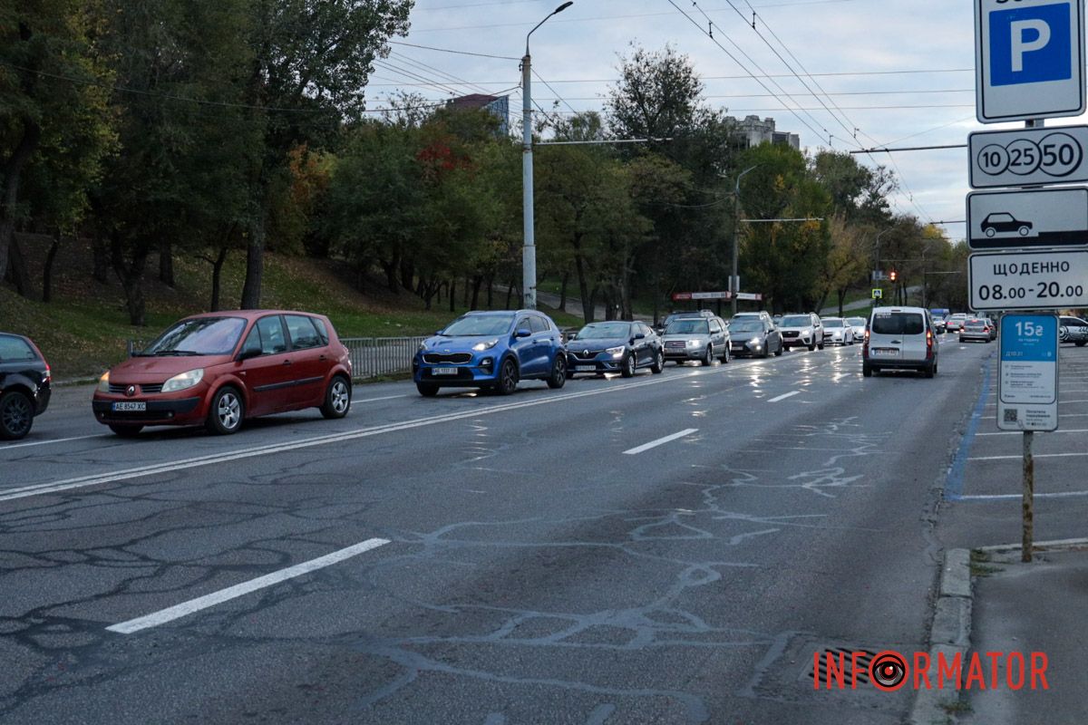 На местах ДТП работают патрульные полицейские Движение в направлении Победы затруднено: в Днепре у Мерефо-Херсонского моста произошли две аварии 6