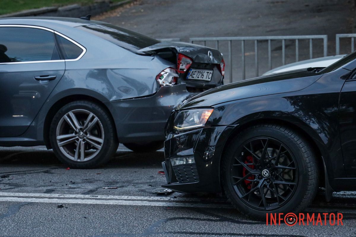 В обоих случаях заняты по одной из двух полос Движение в направлении Победы затруднено: в Днепре у Мерефо-Херсонского моста произошли две аварии 7