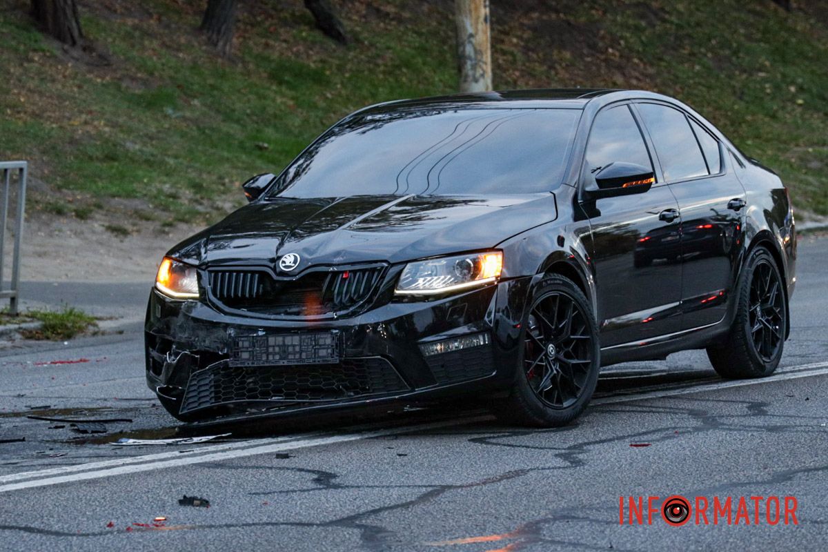 На дороге видны обломки от транспортных средств Движение в направлении Победы затруднено: в Днепре у Мерефо-Херсонского моста произошли две аварии 8