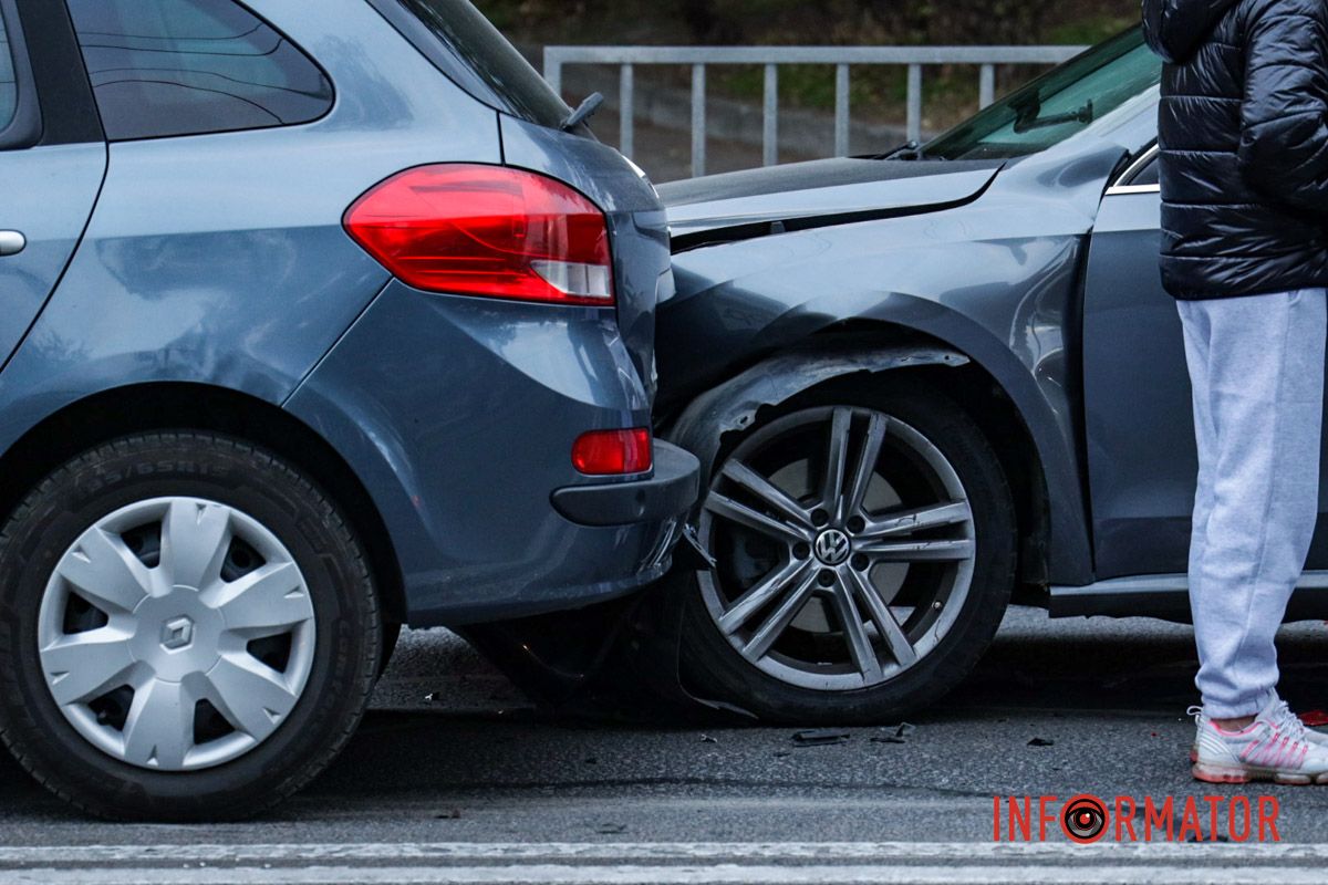 Движение в направлении жилых массивов Победа осложнена Движение в направлении Победы затруднено: в Днепре у Мерефо-Херсонского моста произошли две аварии 9