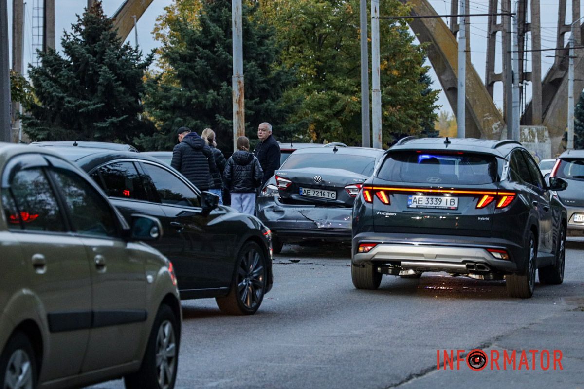 Учитывайте эту информацию при планировании маршрута Движение в направлении Победы затруднено: в Днепре возле Мерефо-Херсонского моста произошли две аварии 10