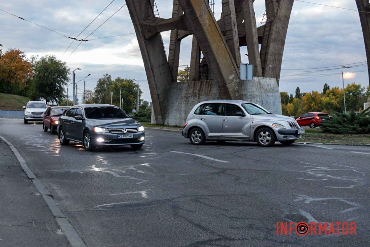 Об этом сообщает Информатор с места происшествия Движение в направлении Победы затруднено: в Днепре у Мерефо-Херсонского моста произошли две аварии 5