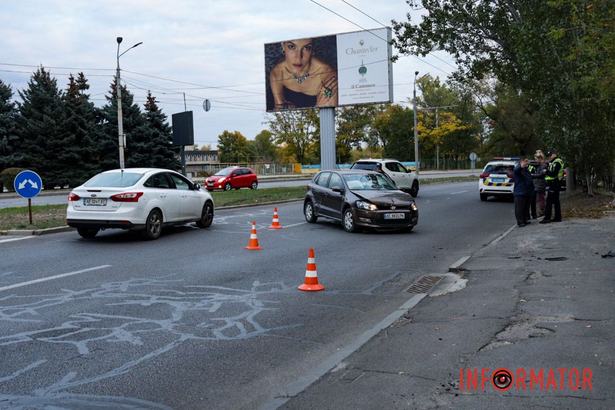 Чуть дальше, но уже на Набережной Победы дорогу не поделили Chrysler и Volkswagen Движение в направлении Победы затруднено: в Днепре у Мерефо-Херсонского моста произошли две аварии 3