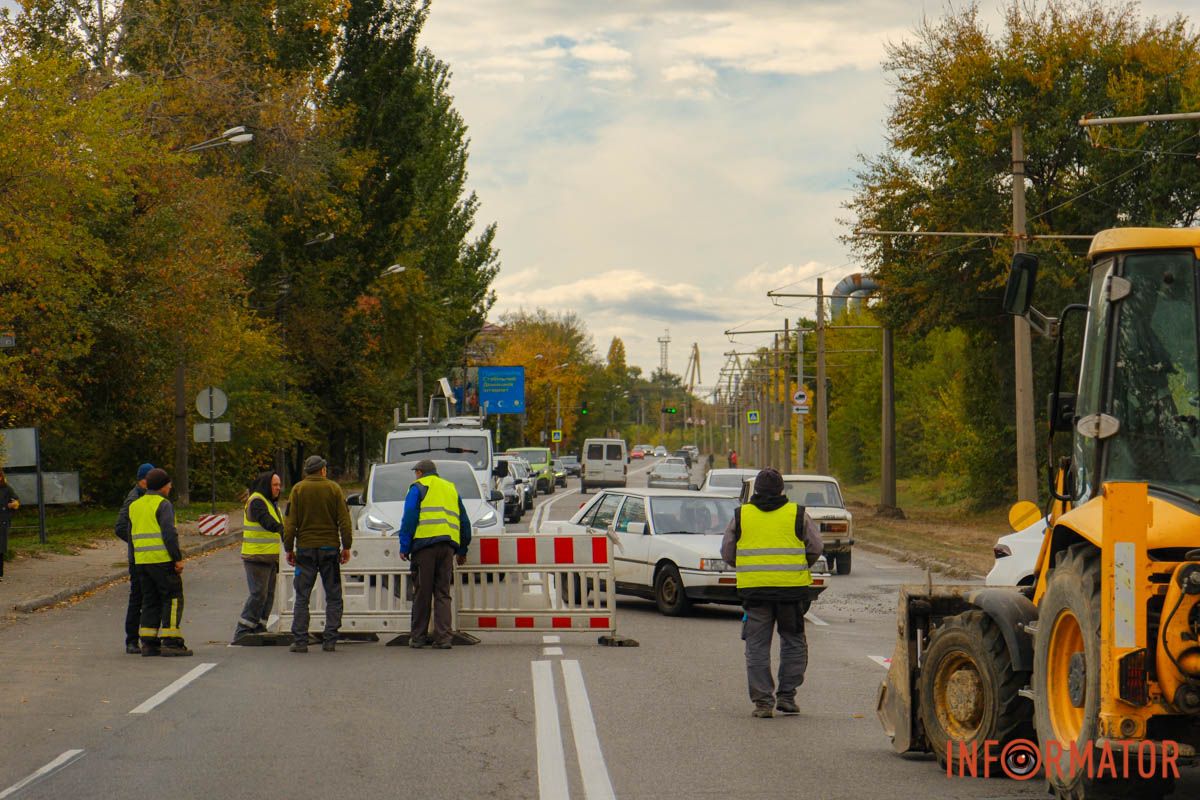Комунальники готують ділянку до прокладання нових труб Комунальники готують ділянку до прокладання нових труб