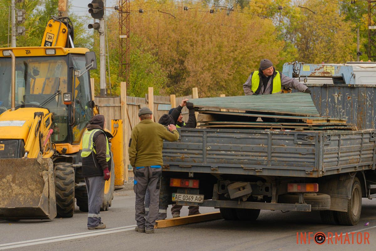 Комунальники готують ділянку до прокладання нових труб Комунальники готують ділянку до прокладання нових труб