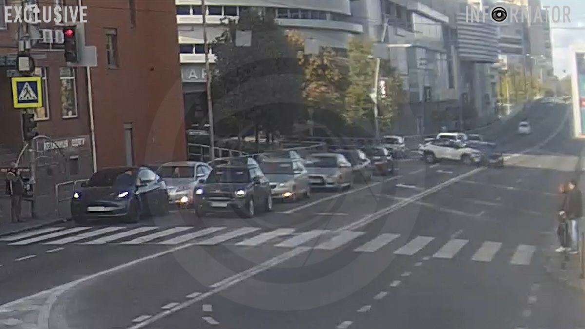 Відео моменту: у Дніпрі біля "МОСТ-сіті" Hyundai врізався у ЗАЗ